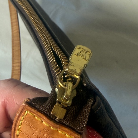 Louis Vuitton Pochette Classic Monogram Shoulder Bag crossbody - Picture 4 of 16